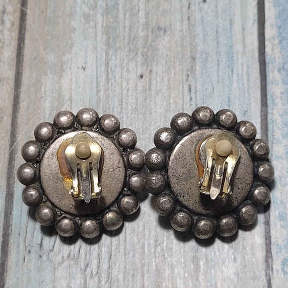 Vintage Clip on Earrings. - Picture 2 of 8